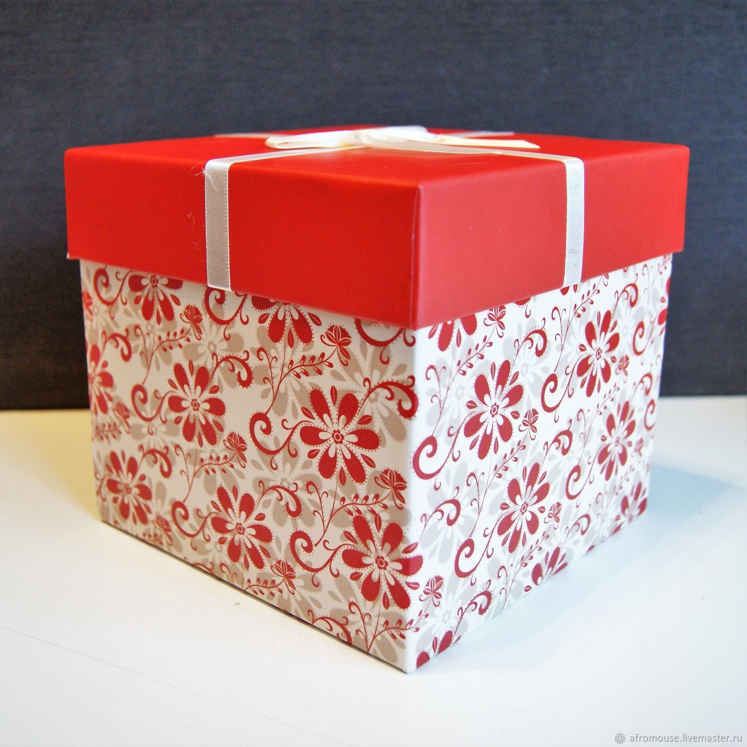 Продам коробку большую. Коробка для подарка. Большие коробки для подарков. Красивые коробки. Квадратные коробки для подарка.
