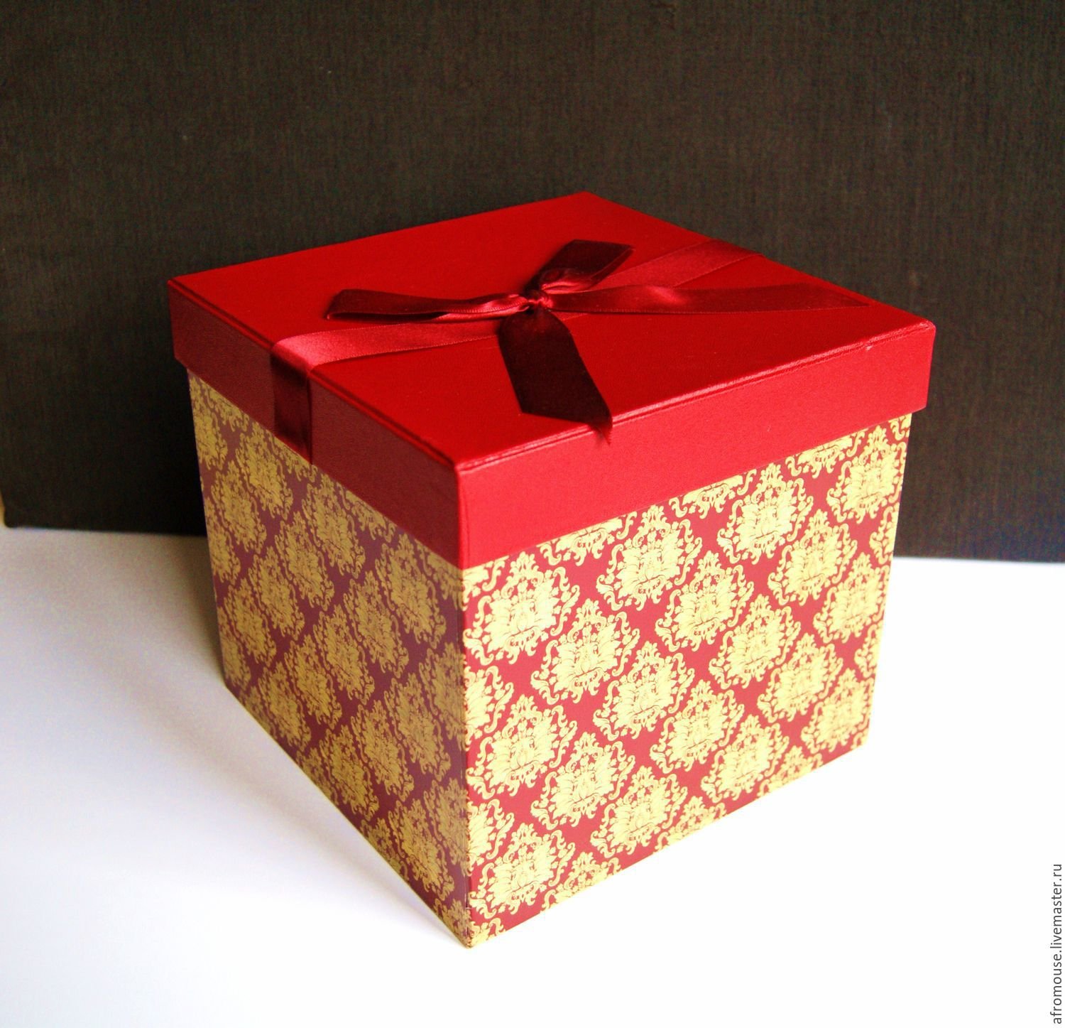 Купить коробки в иваново. Красивые подарочные коробки. Большая подарочная коробка. Квадратные подарочные коробки. Красивые коробки для подарков.