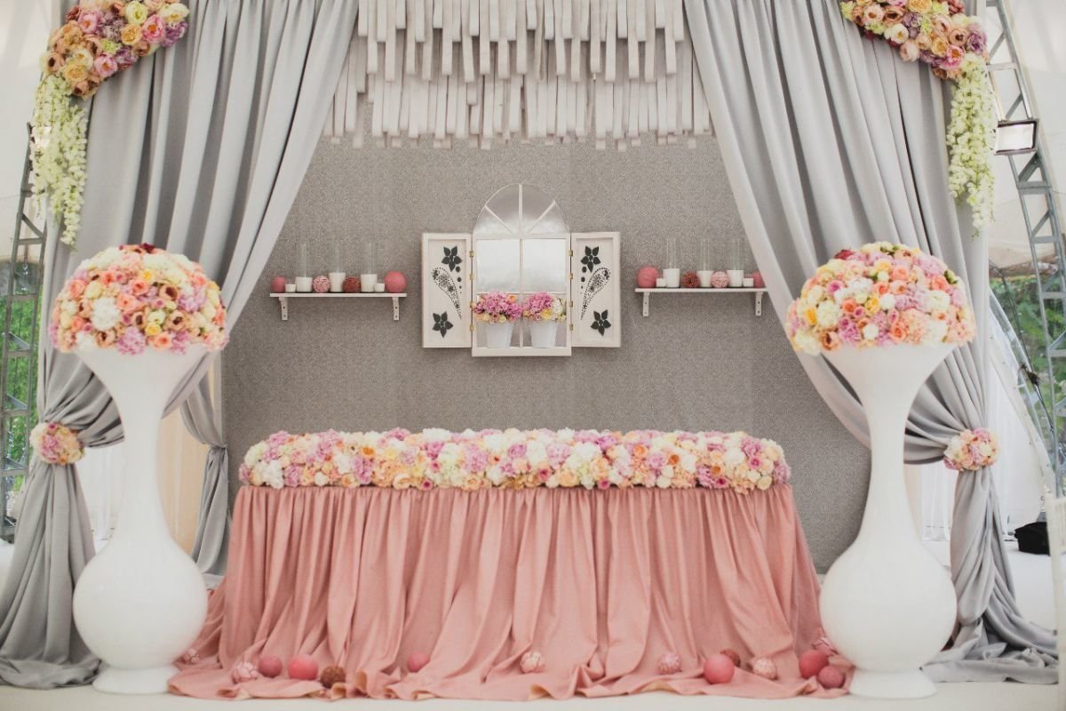 Украшение зала в бело розовом цвете