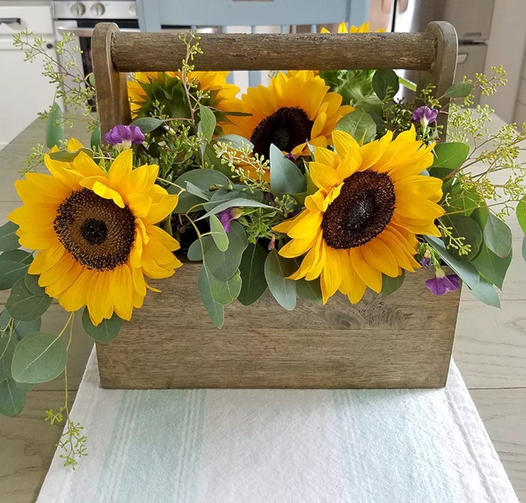 Детская фотосессия в железной ванне с подсолнухом