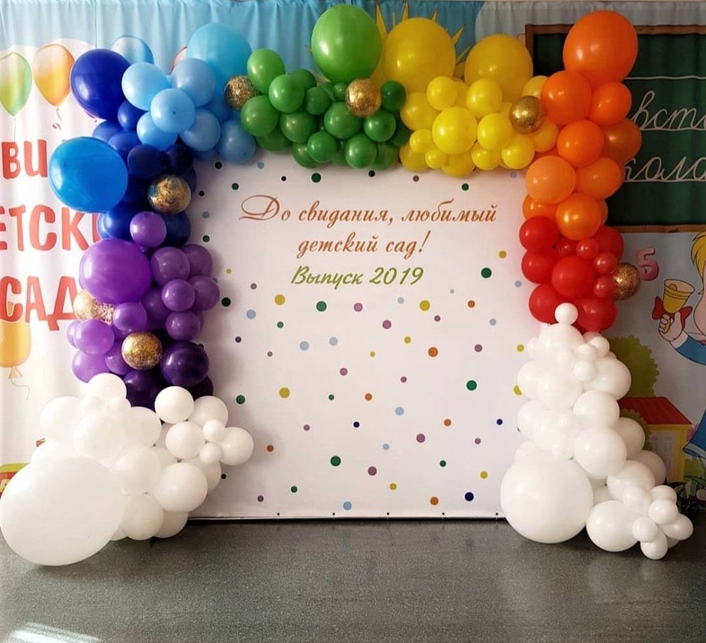 Украшение шарами в изумрудных тонах