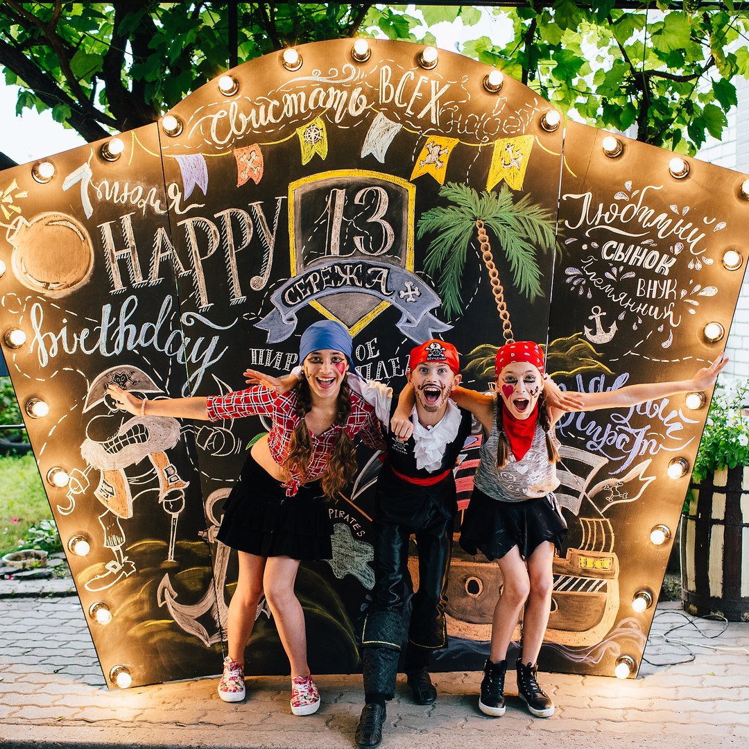 Фотозона в черно белом стиле