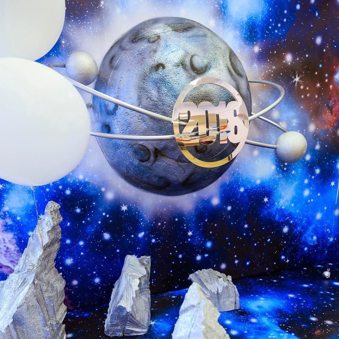 Украшение задника сцены на выпускной