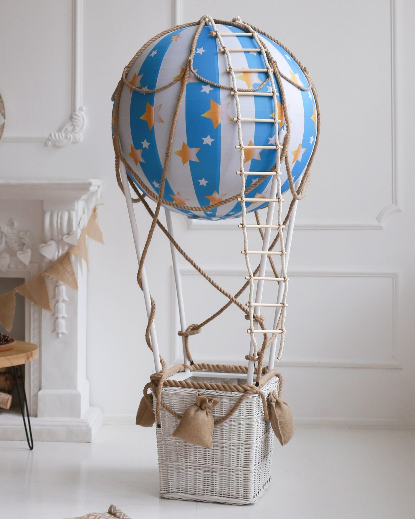 Фотозона корзина. Воздушный шар с корзиной. Воздушный шар декор. Воздушный Шарс корзиной. Воздушный шар с корзиной декор.