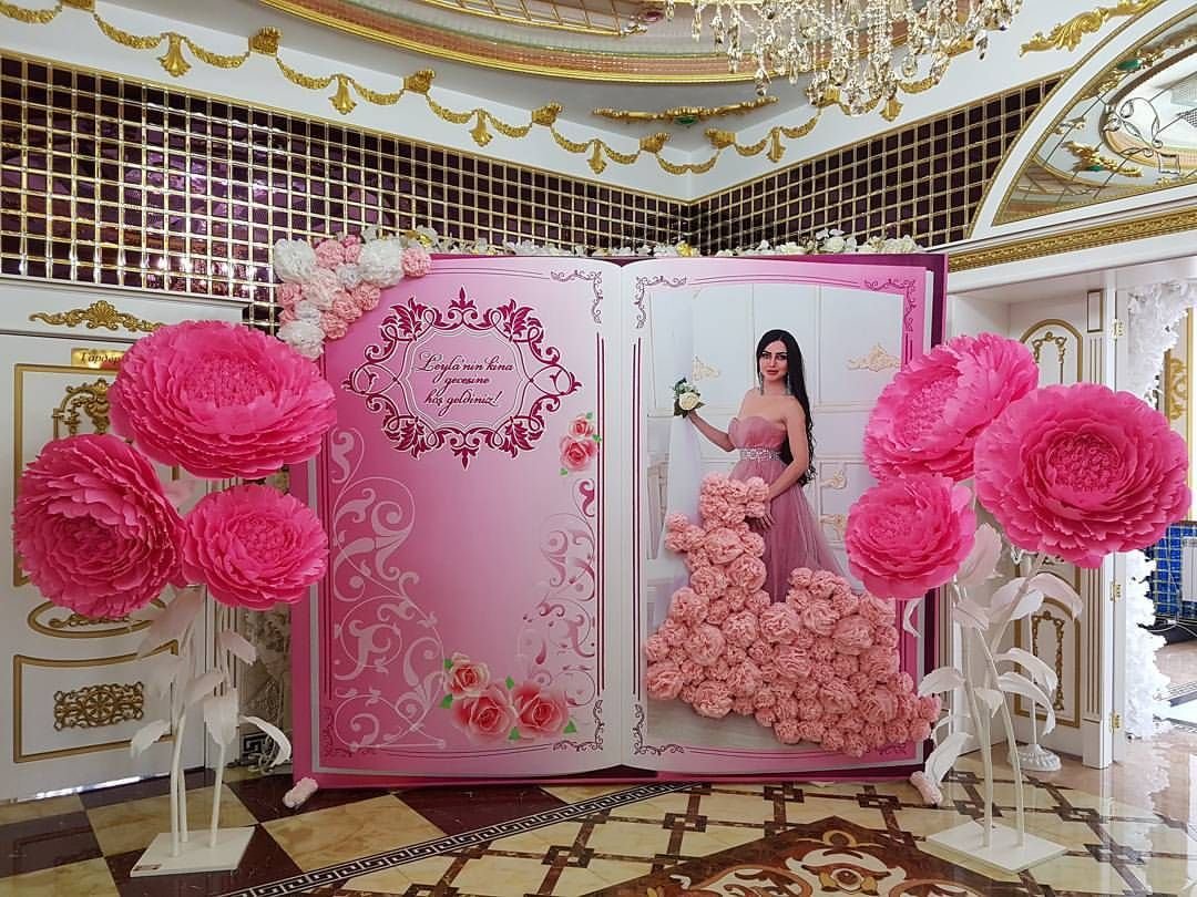 Фотозона из цветов на юбилей