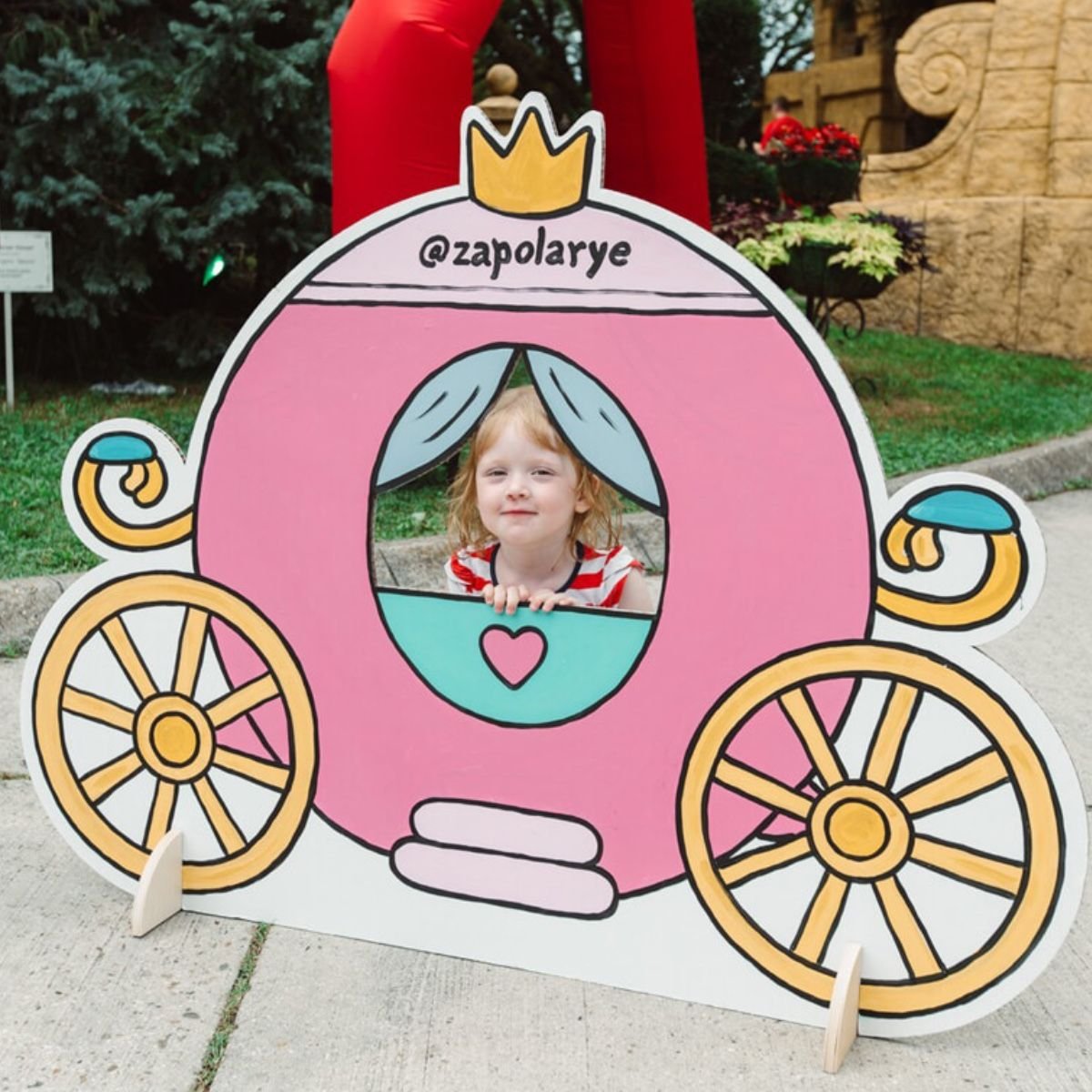 Карета из картона для фотосессии