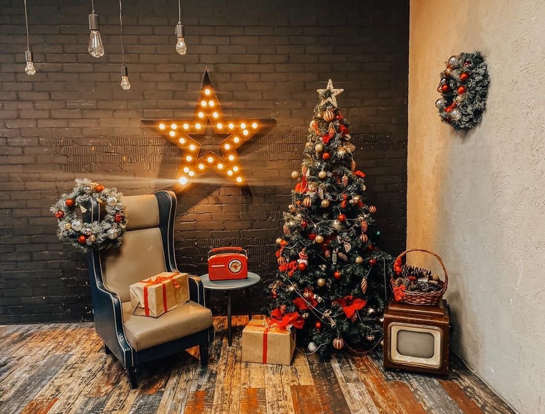 Фотостудия с кирпичной стеной