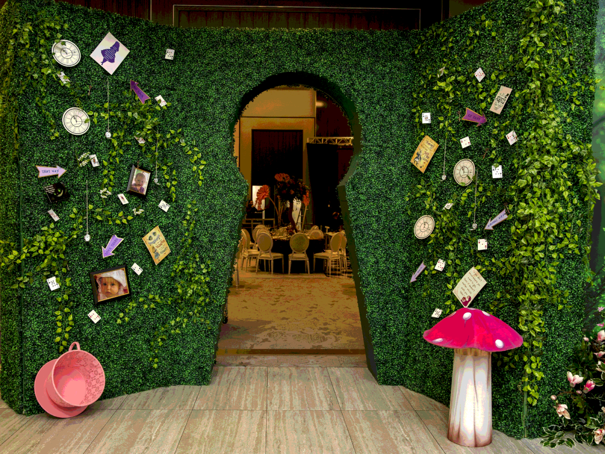 Алиса в Зазеркалье декорации