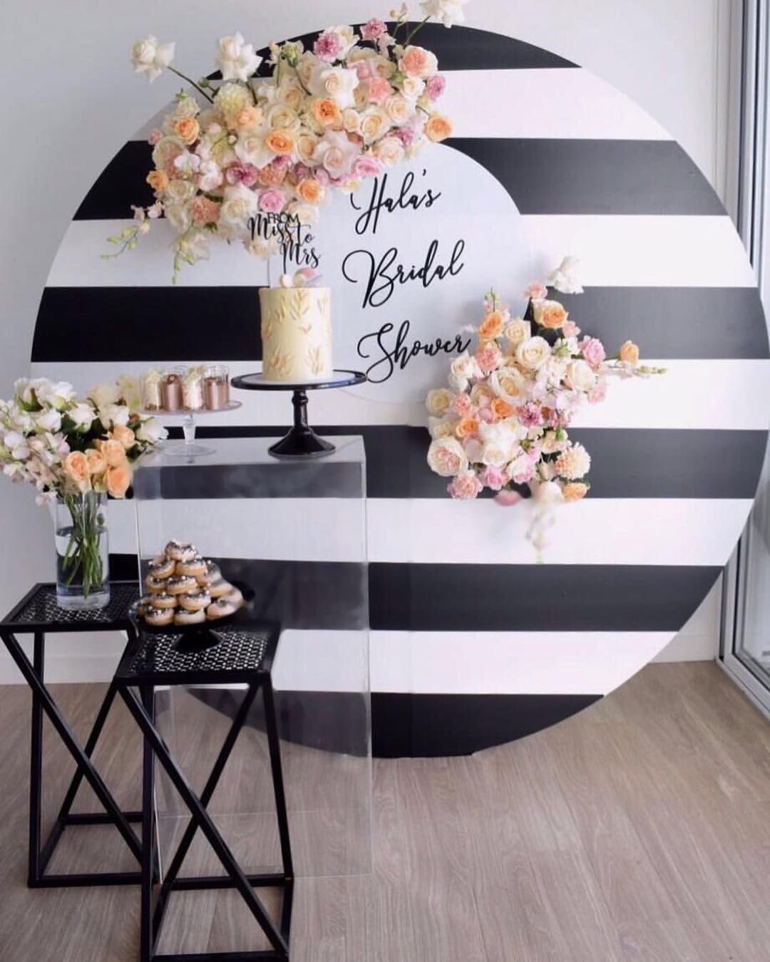 Фотозона с мольбертом