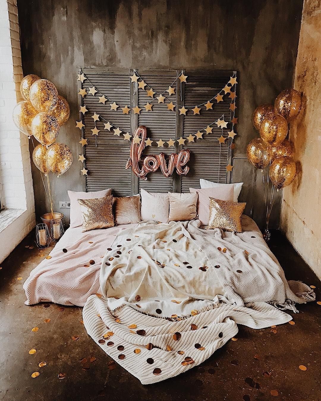 Фотозона в черно белом стиле