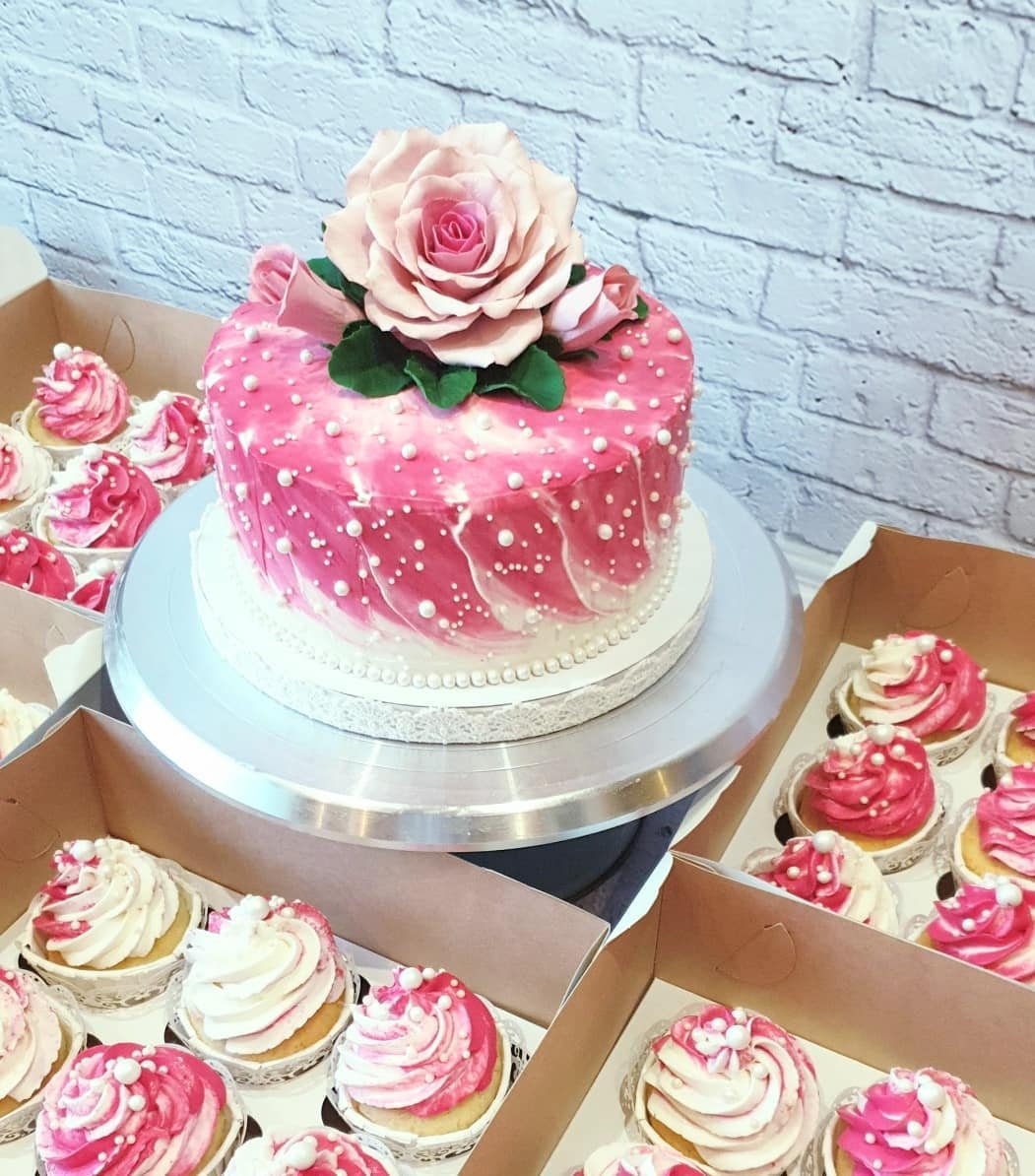 Президиум в розовых тонах