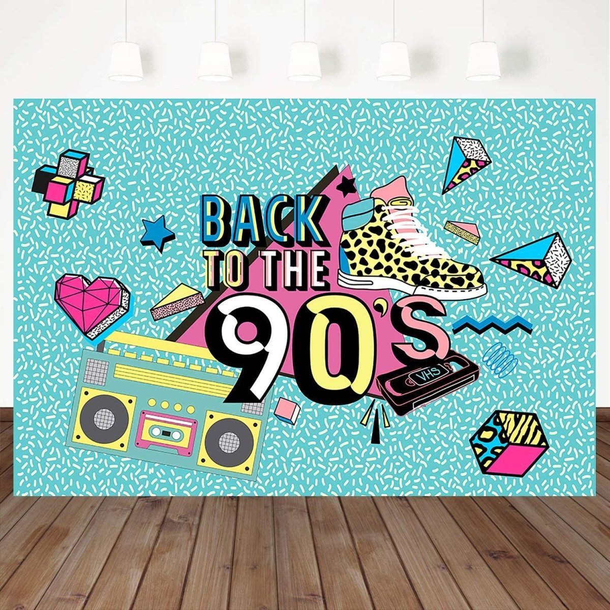 Украшение зала в стиле 90-х