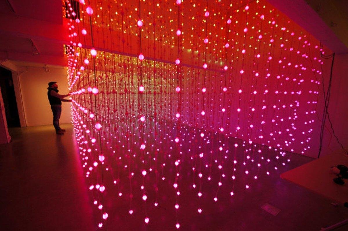 Инсталляция из лампочек