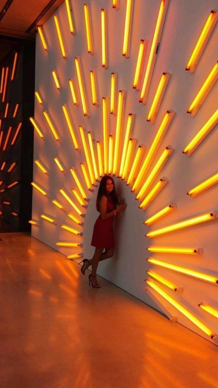 Фотозона с красными цветами