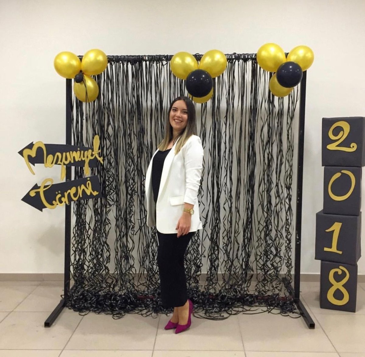 Фотозона на выпускной с шарами