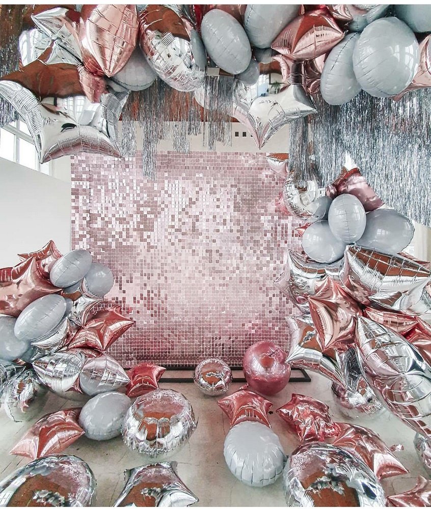 Фотозона с пайетками на выпускной