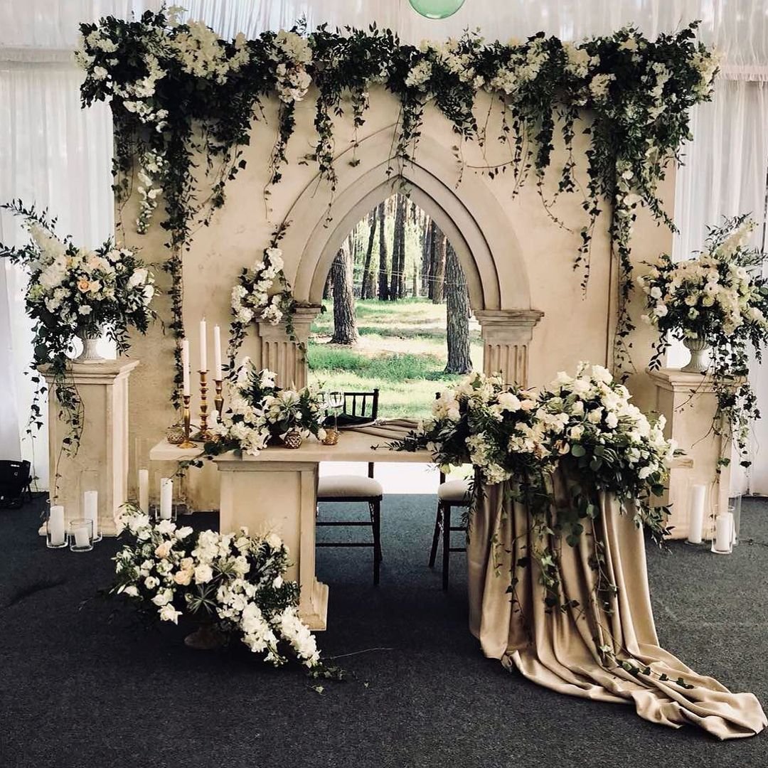 Арко с искустивини чветами