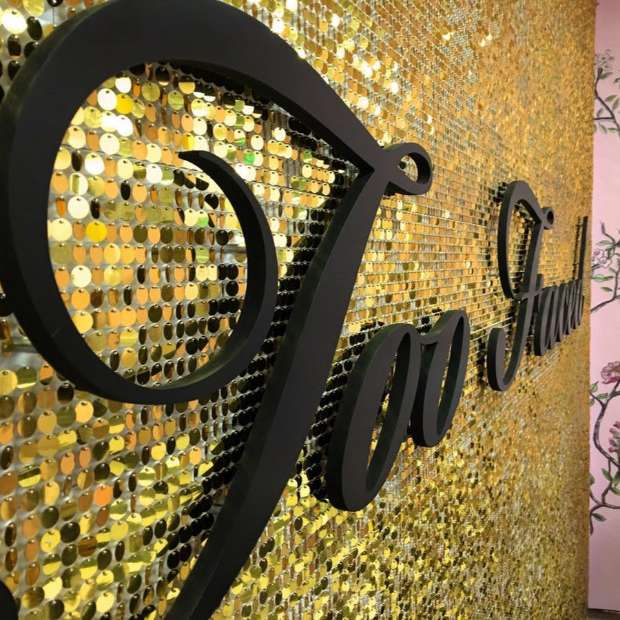 Фотозона с розовыми пайетками