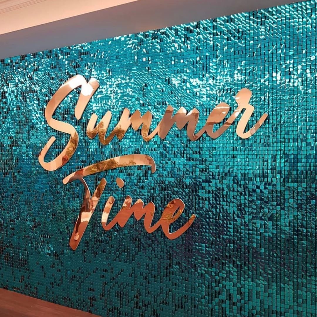 Фотозона из блестящей бумаги