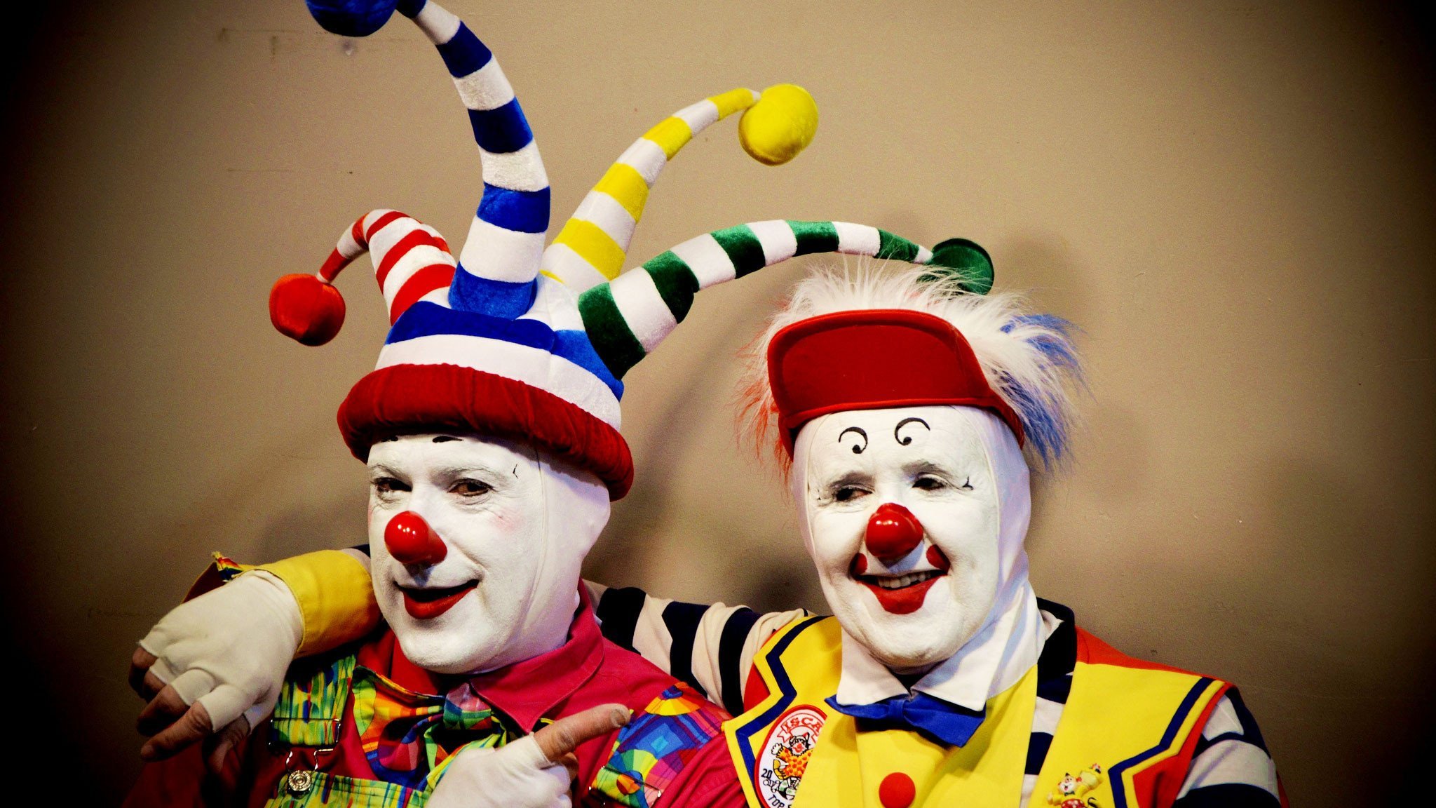 Клоуны 1853. Клоун. Весёлые клоуны. Клоун в цирке. Смешной клоун.