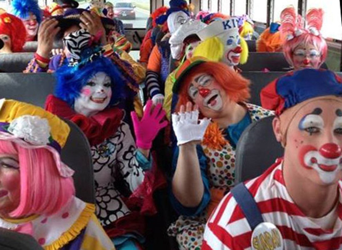 Страшный автобус с клоунами