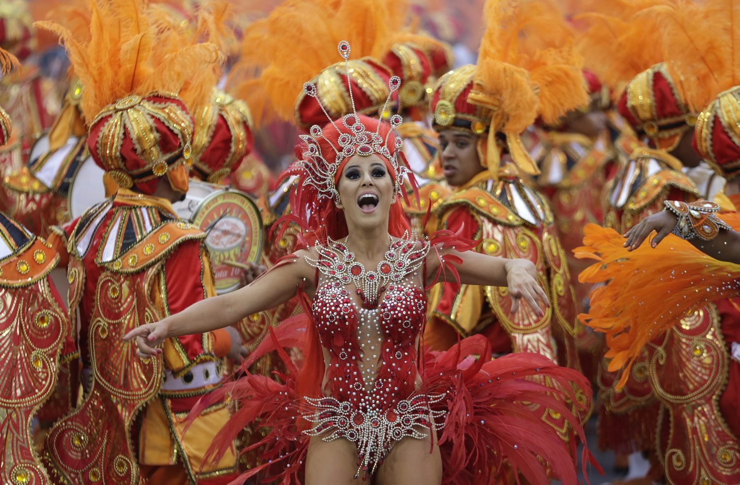Сценарии карнавала. Маскарад в Рио де Жанейро. Бразильский карнавал шествие. Бразильский карнавал в Рио-де-Жанейро. Рио-де-Жанейро карнавал костюмы.