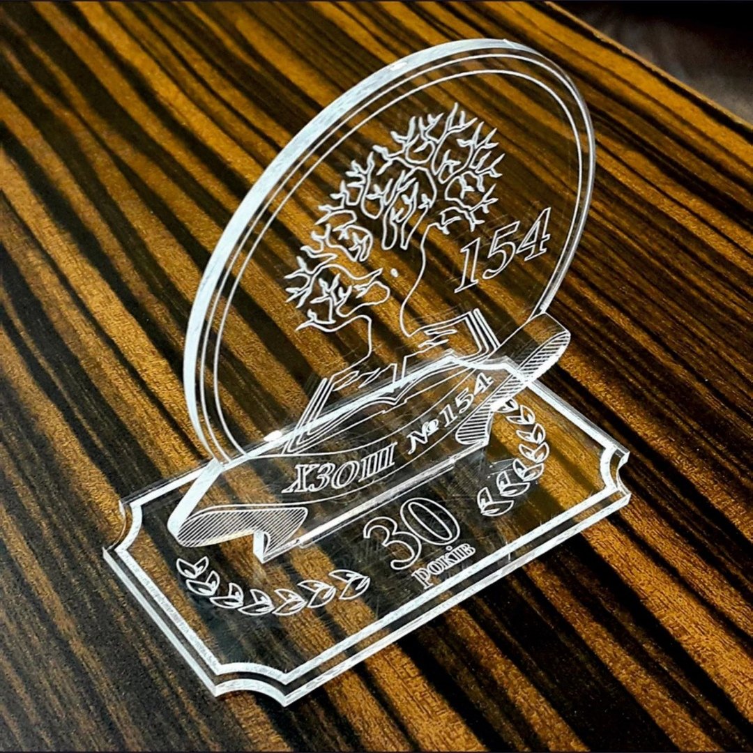 Стеклянный елочный шар с фигуркой внутри