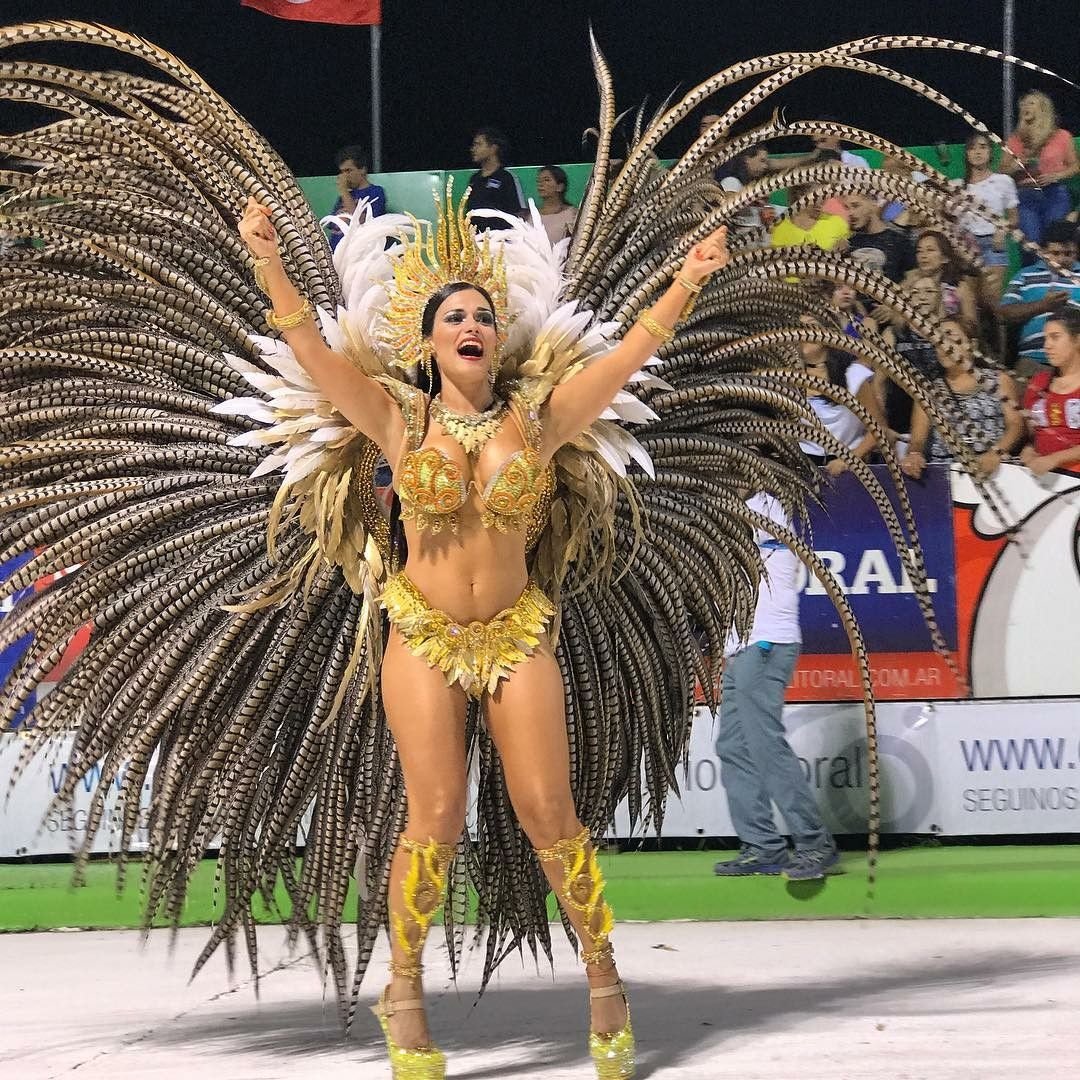 Красный костюм Бразилии карнавал