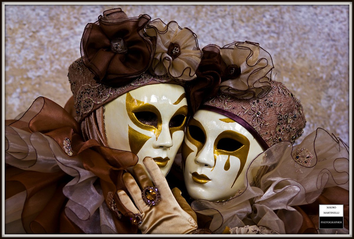 Театр маска бовари. Венецианская маска Маттачино. Аркекин Венеция карнавал. Театральные маски. Маски венецианские карнавальные.