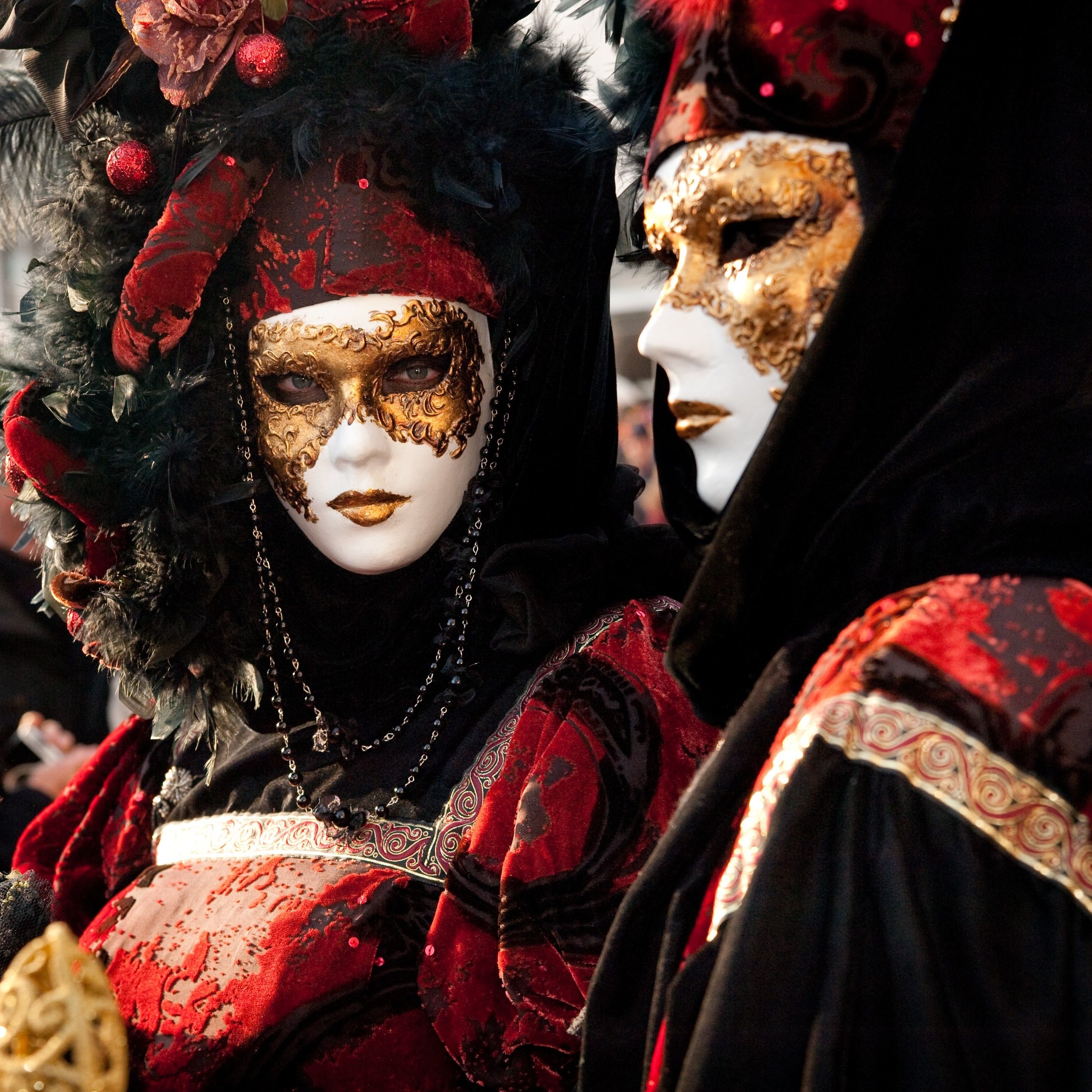Театр маска бовари. Бал маскарад Венеция. Венецианская маска карнавал в Венеции. Венецианская маска Маттачино. Карнавал бал маска венецианская.