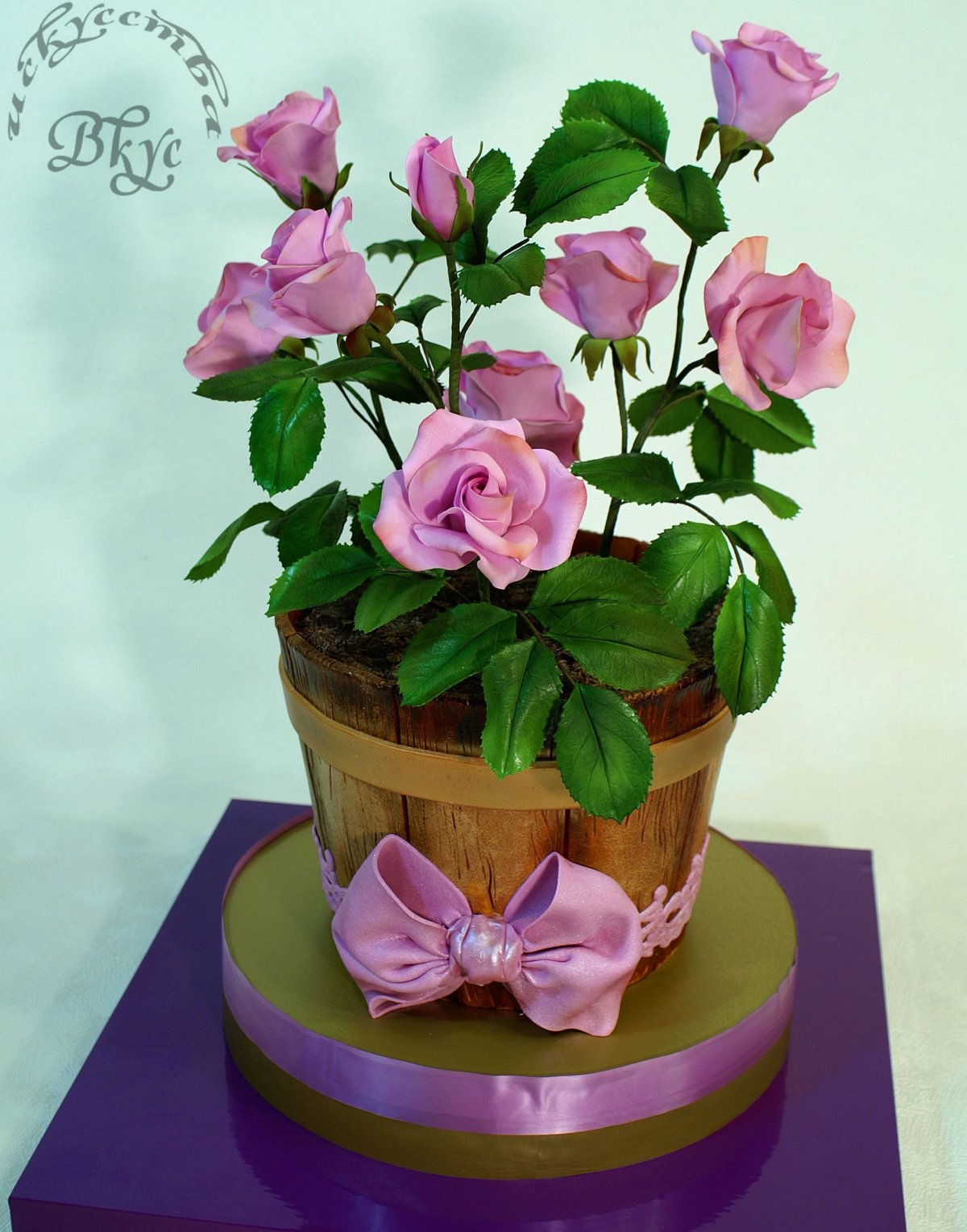 Украшение торта вафельными цветами