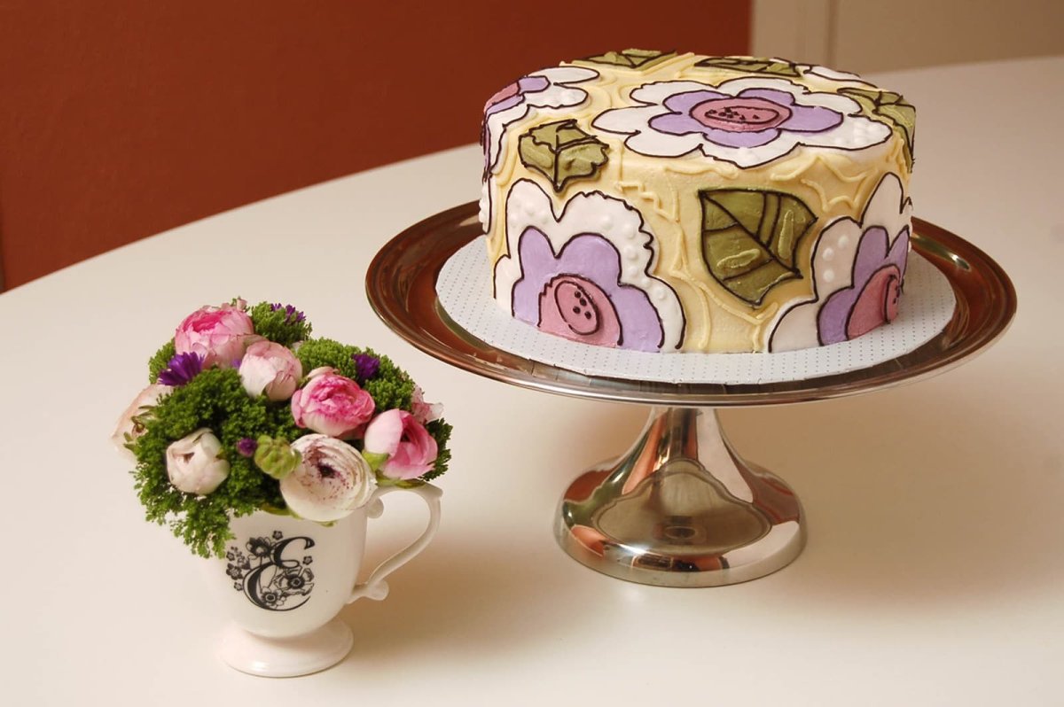 Торт с кремовыми цветами