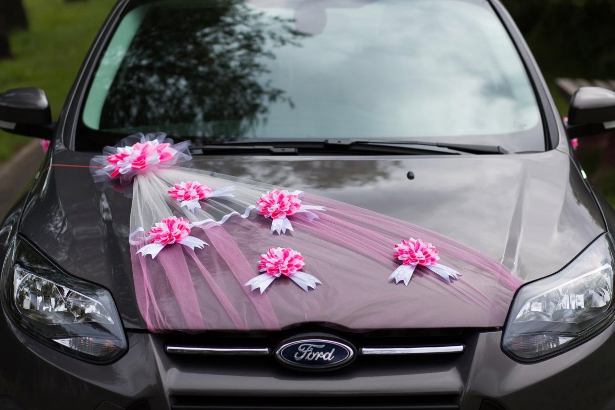 Украшение свадебной машины лентами и шарами