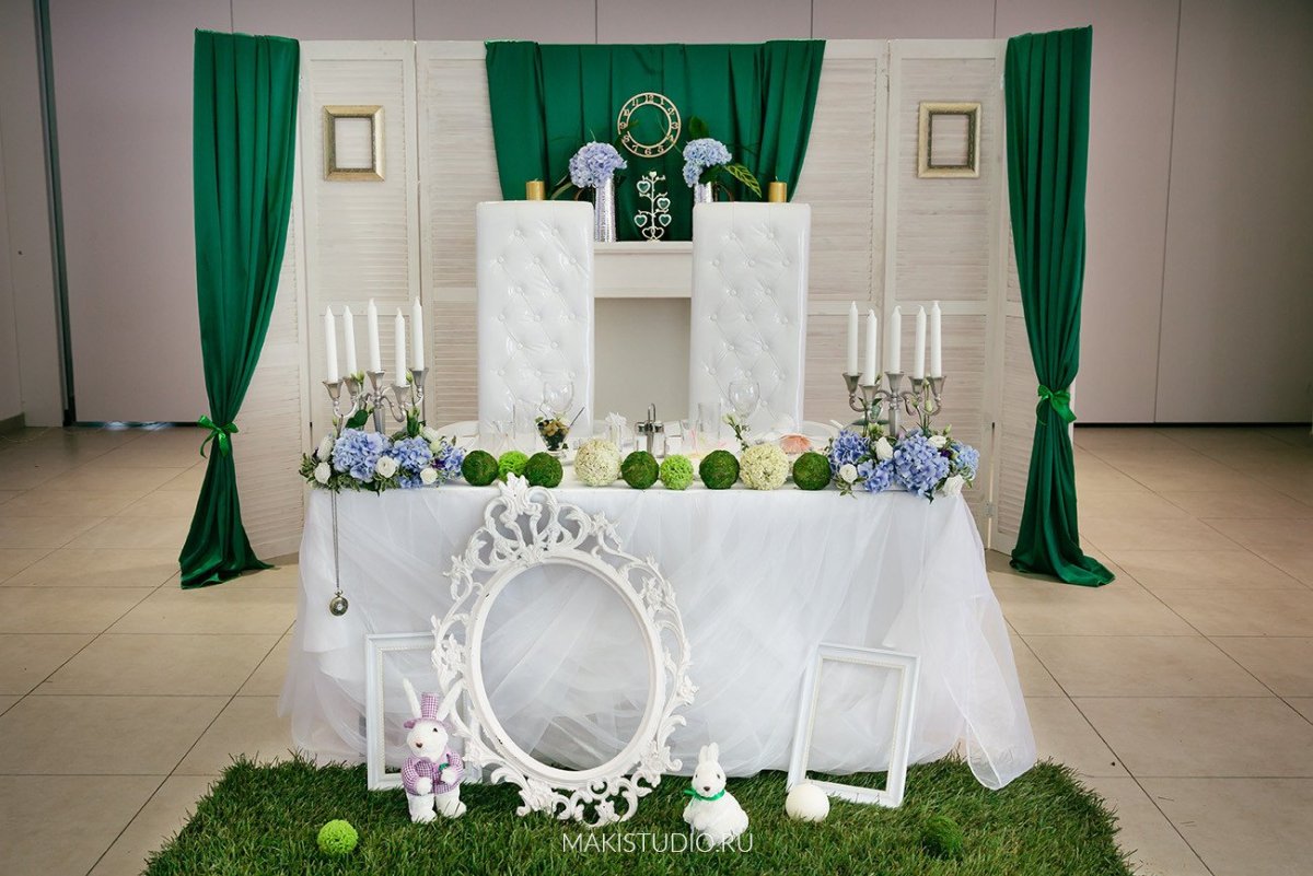 Украшение стола молодоженов