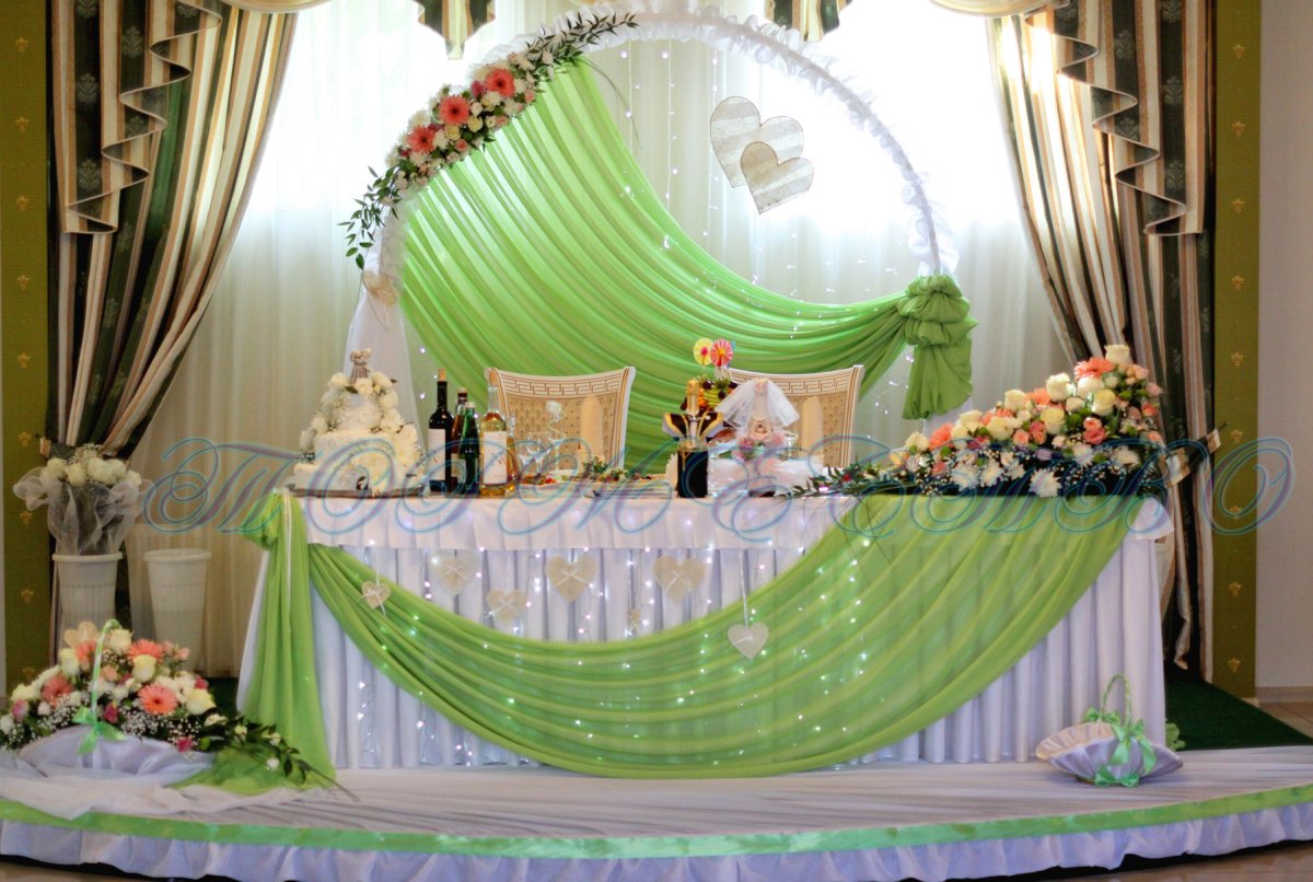 Украшение свадебного стола жениха и невесты с аркой