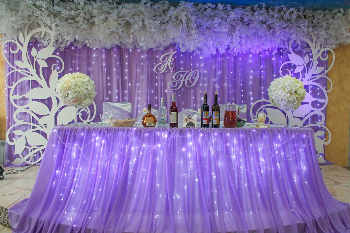 Украшение зала в фиолетовом цвета в подсветкой