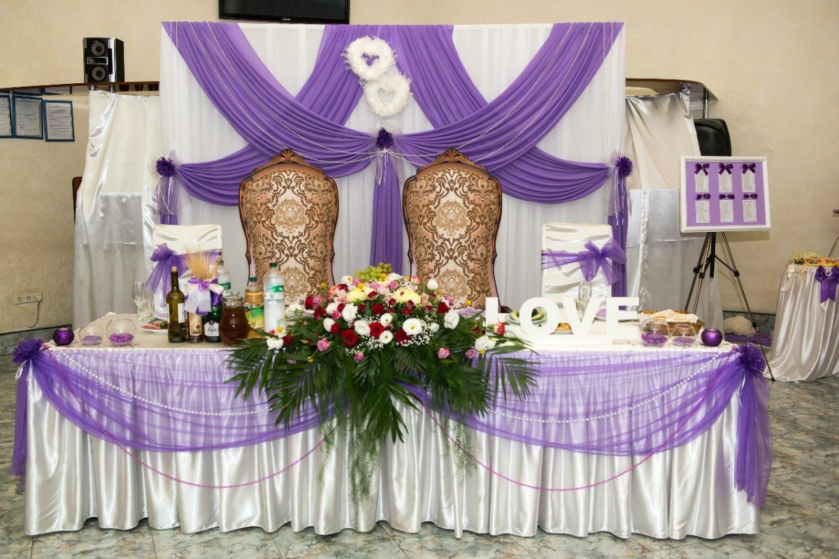 Украшение свадебного зала в лиловом цвете