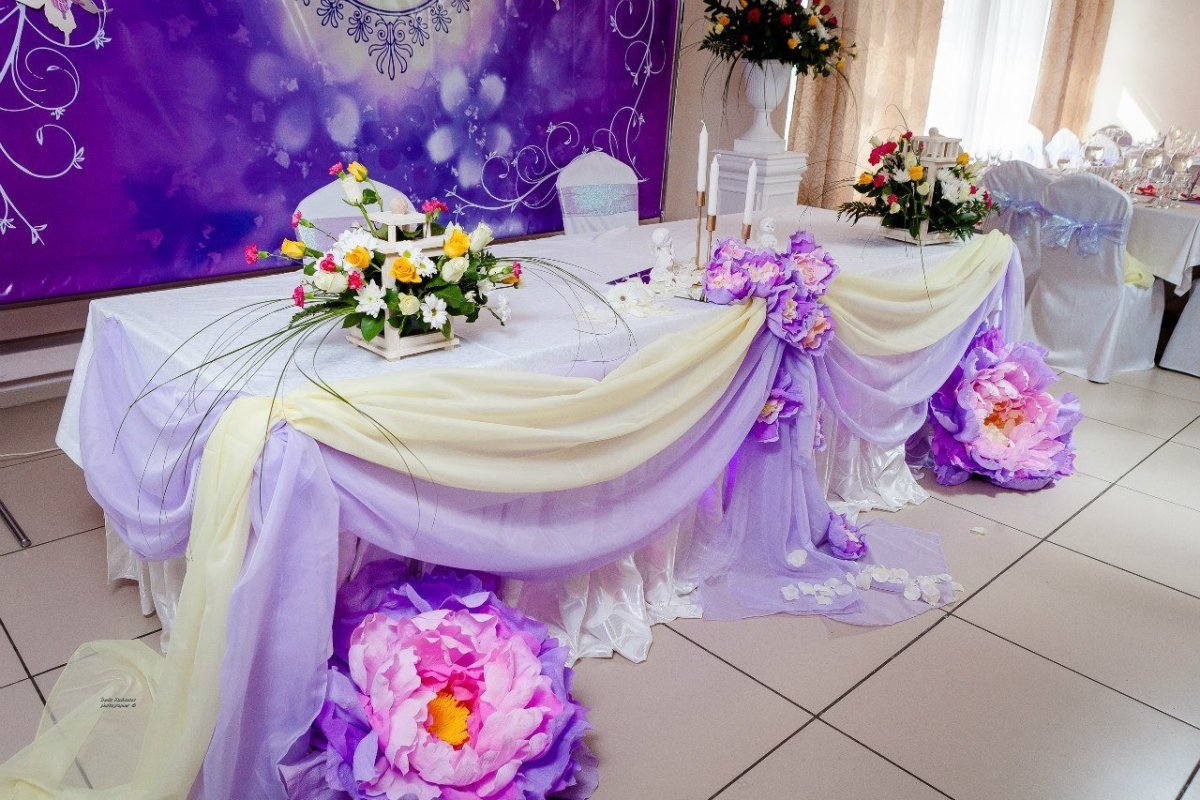 Украшения свадьбы в белом фиолетовом цвете