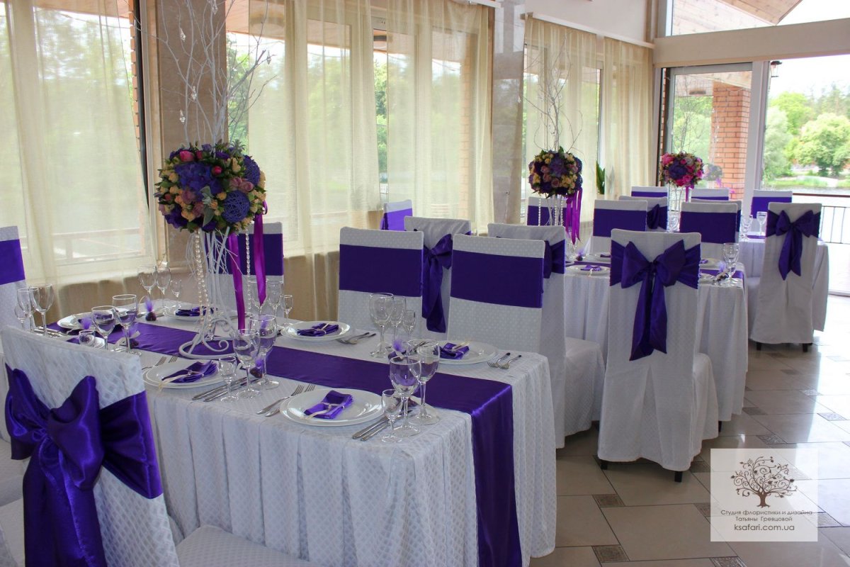 Декор стола на свадьбу жениха и невесты в сиреневом цвете