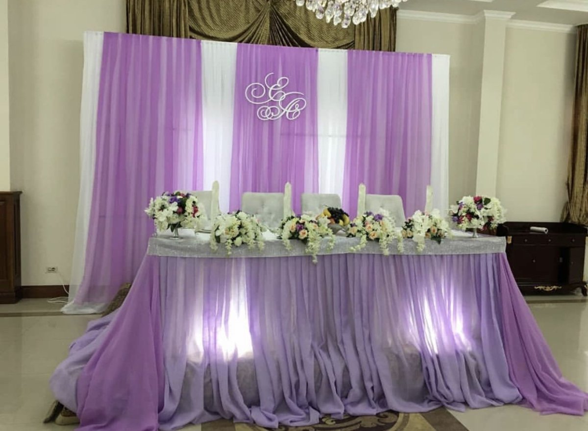 Украшения стола молодоженов в сиреневом цвете