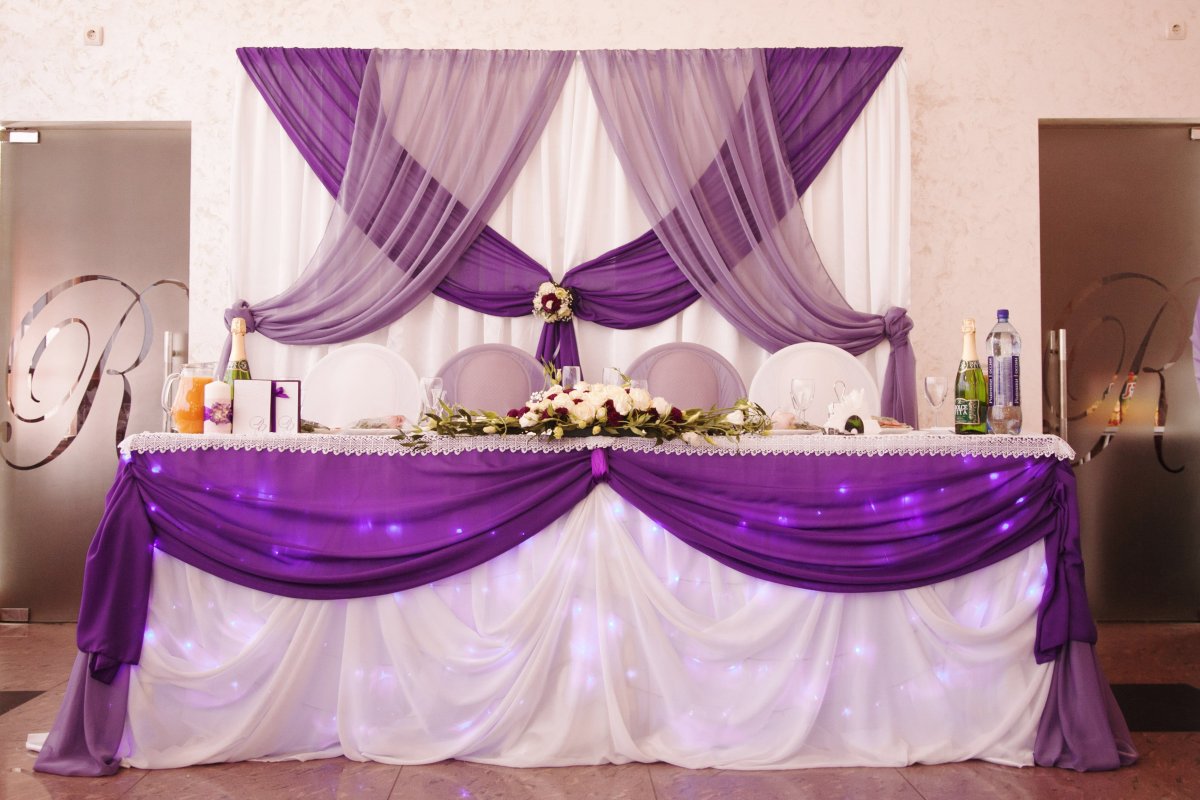 Украшение зала в фиолетовом цвете