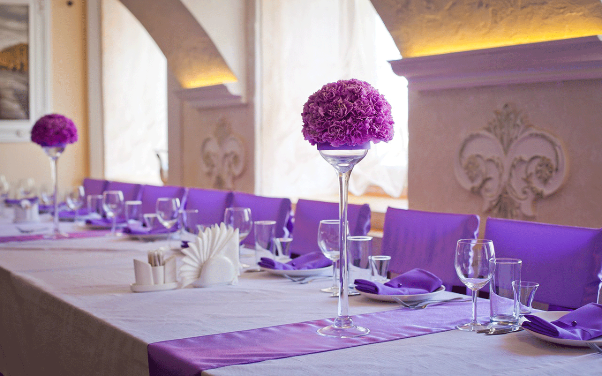 Свадебный ресторан в фиолетовых оттенках