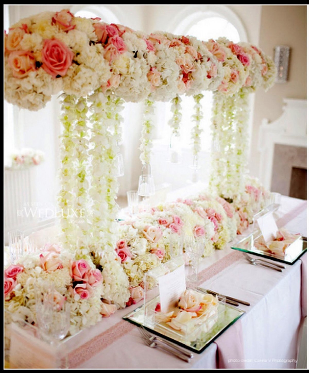 Украшение зала искусственными цветами