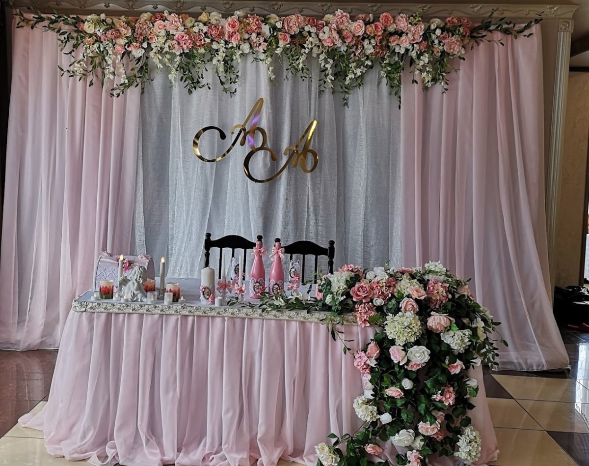 Скромное украшение свадебного зала