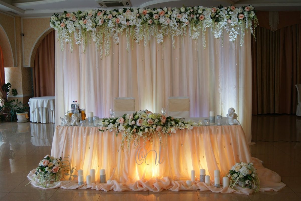 Свадебный стол жениха и невесты