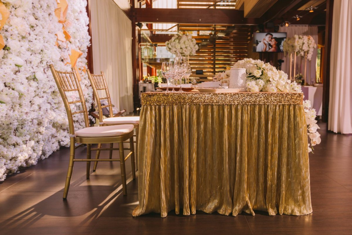 Зал на свадьбу для гостей в золотом цвете