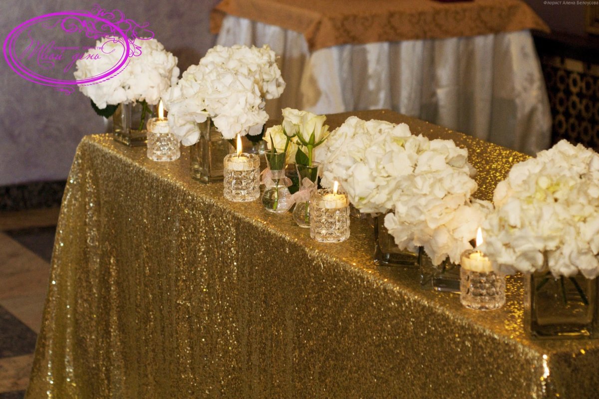 Украшение зала в золотом цвете