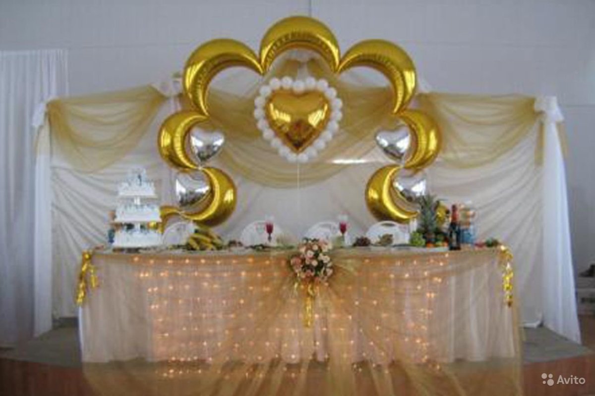 Украсить зал шарами на золотую свадьбу
