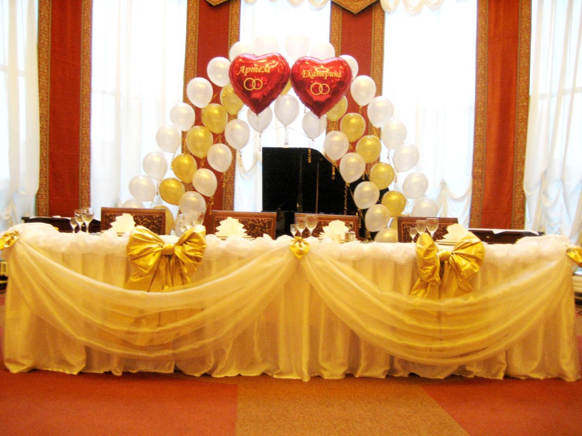 Украшение шарами на золотую свадьбу