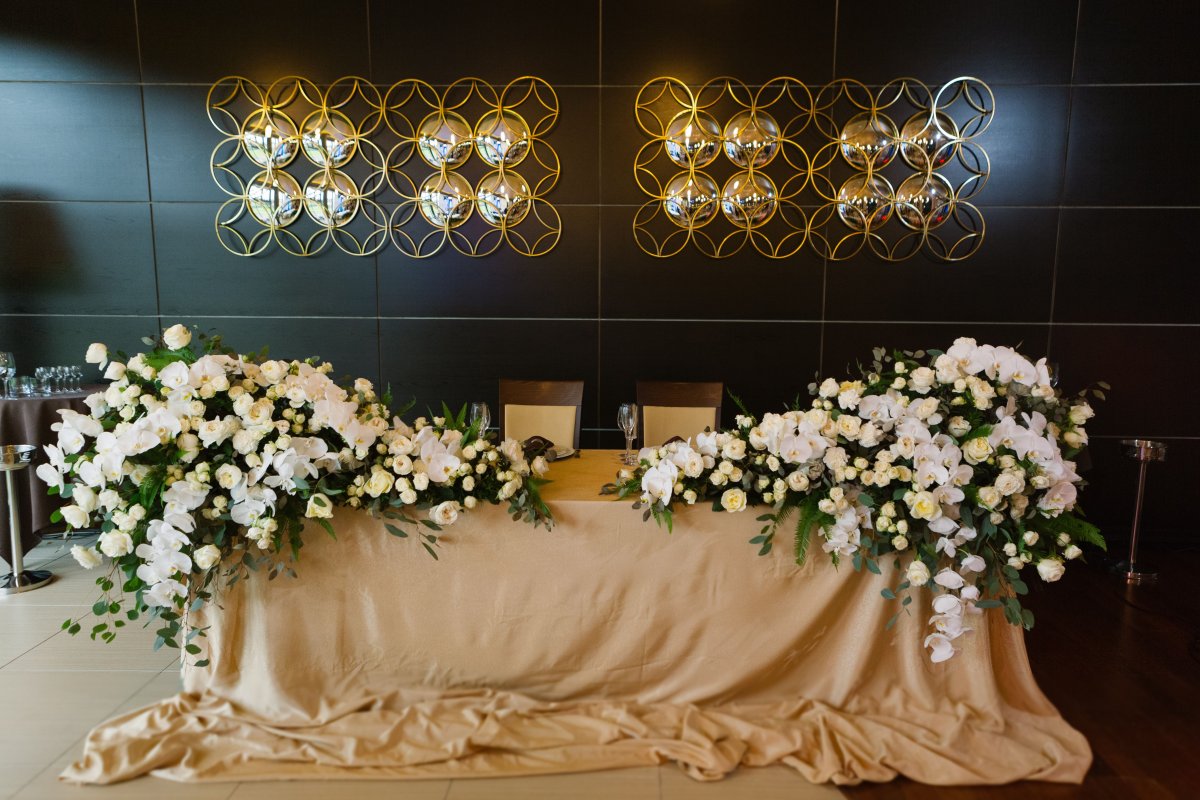 Украшение свадебного зала в золотом цвете